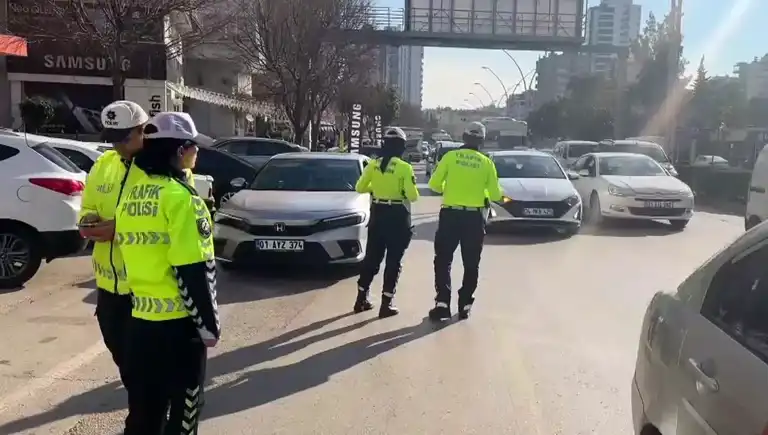Adana'da Drone ile Trafik Denetimi! 32 Sürücü Ceza Yedi